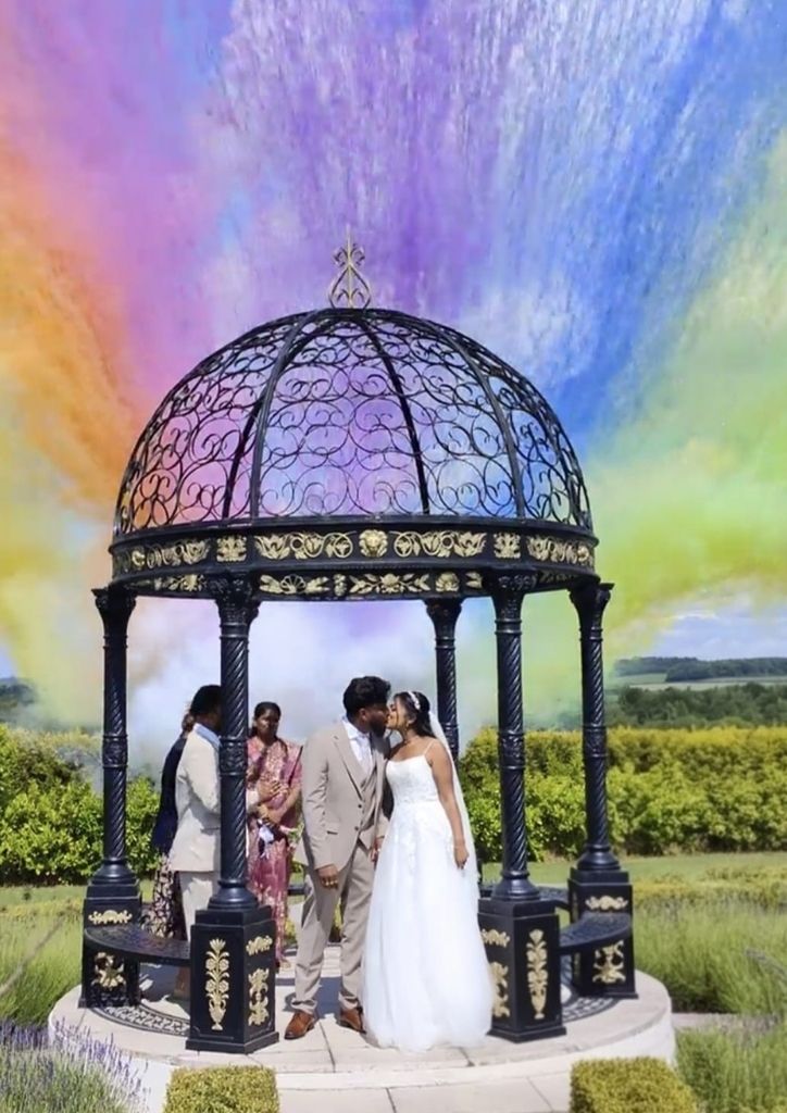 pastel wedding smoke display Pastel wedding smoke display
